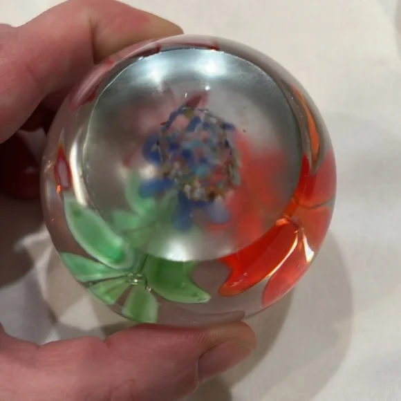 Set of three glass paperweights with floral design - Picture 3 of 10
